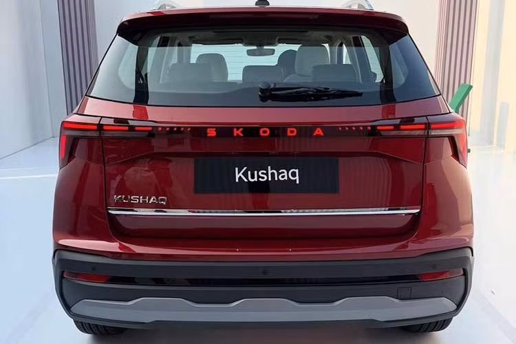 Một điểm nổi bật chính của bản cập nhật là việc giới thiệu hộp số tự động 8 cấp hoàn toàn mới cho động cơ xăng 1.0 lít TSI, một trang bị lần đầu tiên xuất hiện trong phân khúc này. Động cơ 1.0 TSI sản sinh công suất 115PS và mô-men xoắn 178Nm, hiện có sẵn với hộp số sàn 6 cấp hoặc hộp số tự động 8 cấp mới.