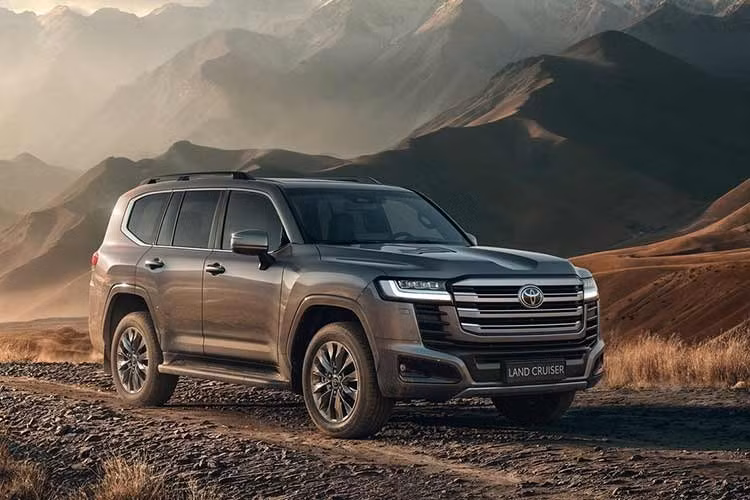 Động thái ra mắt Toyota Land Cruiser 300 Hybrid 2026 đánh dấu bước đột phá của hãng xe Nhật Bản trong việc điện hóa các dòng SUV cỡ lớn, đồng thời đưa phiên bản Land Cruiser mạnh mẽ nhất từng được sản xuất tiếp cận thêm nhiều thị trường ngoài Trung Đông - nơi mẫu xe ra mắt lần đầu vào năm ngoái.