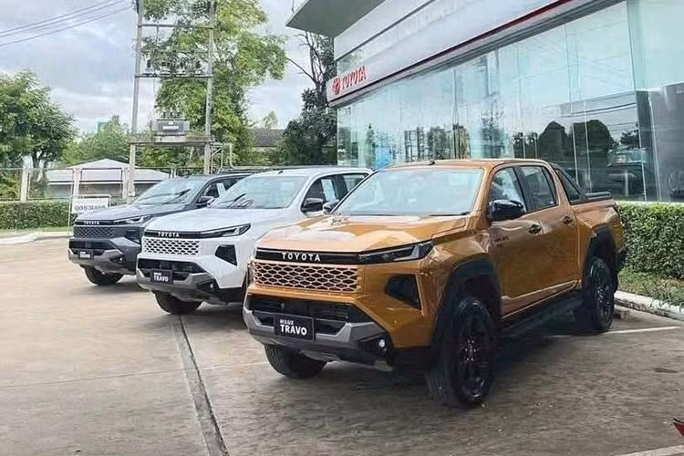Theo công bố từ chính hãng, vào ngày 29/1/2026 tới đây, mẫu xe bán tải Toyota Hilux thế hệ mới sẽ chính thức ra mắt thị trường Việt Nam. Trước thời điểm đó, những chiếc xe bán tải này đã xuất hiện tại một sự kiện dành cho đại lý.