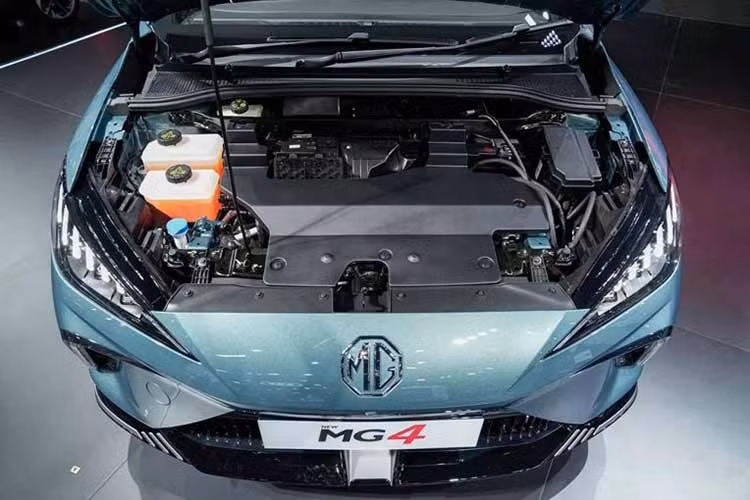 Với bản X Long Range cao cấp nhất, xe cũng sở hữu mô-tơ điện nằm trên cầu sau, cho công suất tối đa 245 mã lực và mô-men xoắn cực đại 350 Nm. Phiên bản này dùng pin LFP có dung lượng 62,2 kWh, cho phạm vi hoạt động tối đa 540 km theo tiêu chuẩn NEDC. Bản này hỗ trợ sạc nhanh DC với công suất tối đa 140 kW. Trong khi đó, đời cũ của xe được trang bị mô-tơ điện mạnh 170 mã lực/250 Nm và pin 64 kWh.