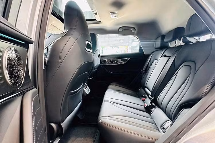 Điểm khác biệt lớn nhất của C5 SHS-H là hệ truyền động super hybrid gồm động cơ 1.5L Turbo công suất 141 mã lực kết hợp với mô tơ điện cho công suất 201 mã lực, cùng hộp số DHT dành riêng cho xe hybrid. Theo công bố từ nhà sản xuất, C5 SHS-H có mức tiêu thụ nhiên liệu khoảng 4,9 lít/100km.