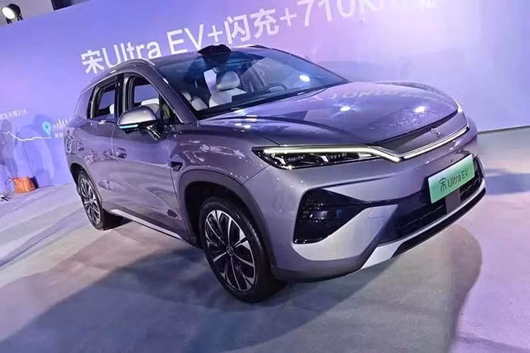 Bên cạnh đó là mâm 19 inch có thiết kế tối ưu khí động học. Phía sau của mẫu xe BYD Song Ultra EV 2026 xuất hiện dải đèn LED liền mạch với đồ họa “nút thắt Trung Hoa”, kết hợp với cánh gió mui tích hợp. Xe có 6 tùy chọn màu ngoại thất khác nhau.