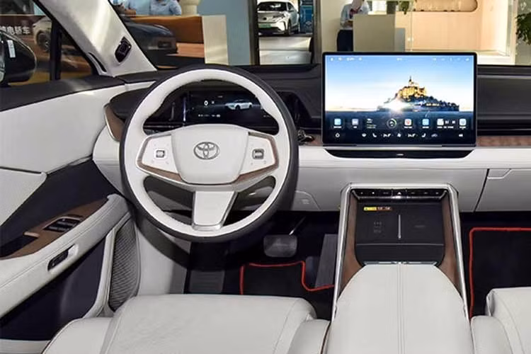 Khoang cabin được trang bị hệ điều hành HarmonyOS 5.0 của Huawei, hỗ trợ Apple CarPlay và hệ thống điều khiển giọng nói thông minh với khả năng nhận diện đa vùng. Xe cũng tích hợp hệ sinh thái Xiaomi, cho phép kết nối và điều khiển thiết bị trong nhà thông qua ứng dụng.