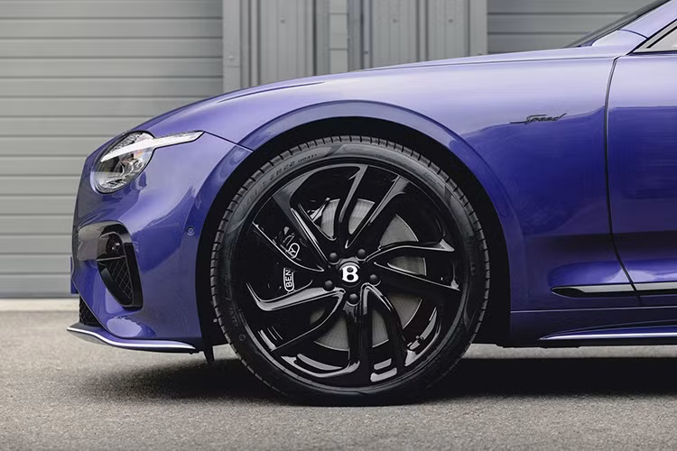 Continental GTC Speed mới là mẫu Grand Tourer mui trần mạnh mẽ nhất mà Bentley từng chế tạo. Hệ thống truyền động Ultra-Performance Hybrid V8 có công suất 770 mã lực (782 PS) và mô-men xoắn cực đại 1.000 Nm. Khả năng tăng tốc từ 0-100 km/h trong vòng 3,4 giây. Tốc độ tối đa là 285 km/h và bạn có thể nâng hoặc hạ mui ở tốc độ lên tới 50 km/h.