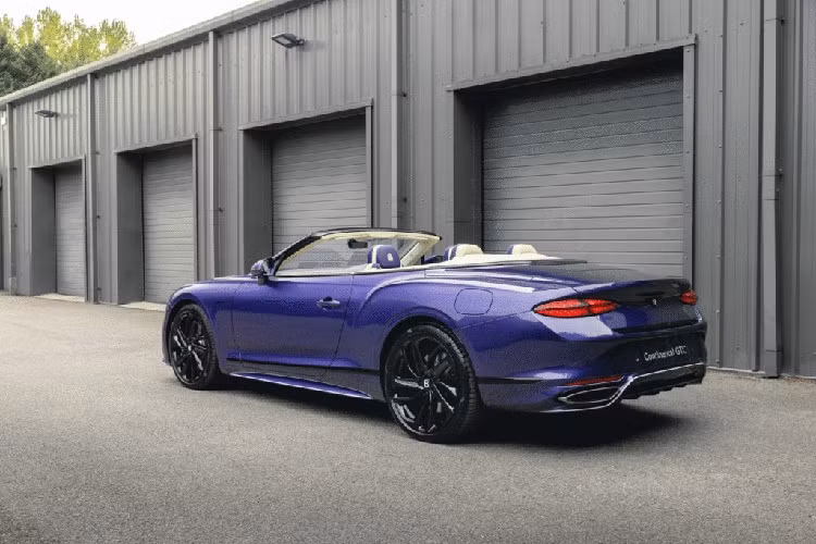 Vị chủ nhân sở hữu Continental GTC Speed thế hệ mới mang sắc Tím Violette là người đặc biệt khi đã sở hữu nhiều mẫu Bentley trước đây. Trong đó, có 6 chiếc Bentayga một trong số đó có màu Magenta và 1 Continental GT màu Scarab Green. Đối với vị khách đặc biệt này, Bentley không chỉ nên là những gam màu an toàn theo cách truyền thống mà còn phản ánh cá tính cùng sự cá nhân hoá.