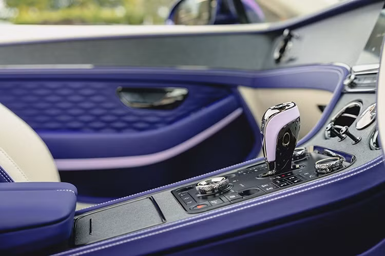 Lớp phủ đá là lớp hoàn thiện tiên tiến được chế tác bởi Bentley, kết hợp giữa tay nghề thủ công hàng thế kỷ và các công nghệ tiên tiến. Các đội ngũ chế tác của Mulliner có thể sử dụng đá 200 triệu năm tuổi, để tạo ra các tấm fascia, bảng điều khiển và waistrail với lớp phủ mỏng chỉ 0,1mm. Những lớp này có kết cấu xúc giác tự nhiên và có 4 sắc thái (Autumn, Copper, Galaxy và Terra Red).