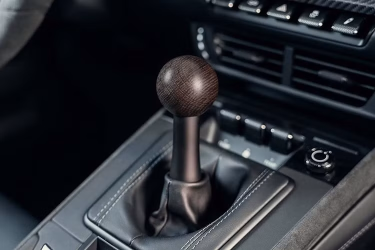 Gói cao cấp nhất - Berggipfel, đưa TsportR vào lãnh địa độ xe đúng nghĩa. Cánh lướt gió trên nóc bằng sợi carbon, nắp gương sợi carbon và một trong hai cánh lướt gió sau lớn hơn tạo nên vẻ ngoài ít tinh tế hơn.