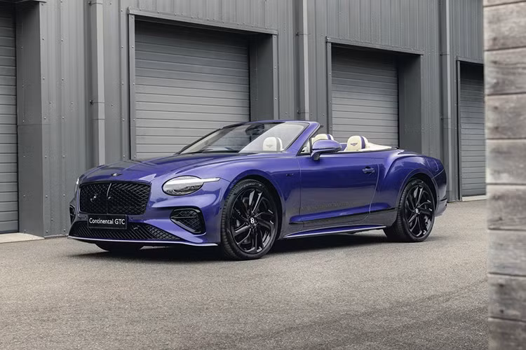 Chiếc Bentley Continental GTC Speed thế hệ mới được hồi sinh màu sắc từ lịch sử của Bentley với tông màu tím xanh rực rỡ và nổi bật của ‘Violette’ – như một phần của sự sáng tạo đặc biệt với khách hàng tại Anh.