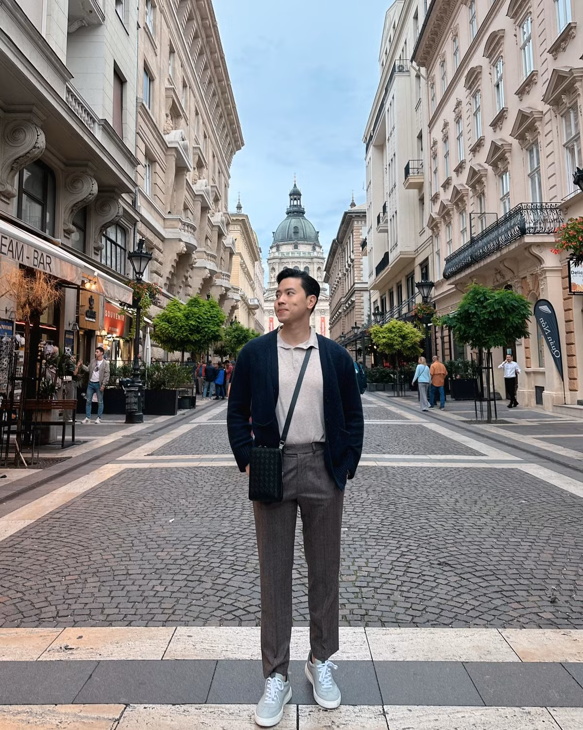 Ngoài ra, Quang Đạt còn là tác giả cuốn sách Là Vì Con Tim Anh Rung Lên - nơi anh chia sẻ cách giải tỏa căng thẳng, bí quyết giữ sức khỏe bằng thể thao và gym sau mỗi chuyến bay áp lực. Ảnh sử dụng trong bài: FBNV