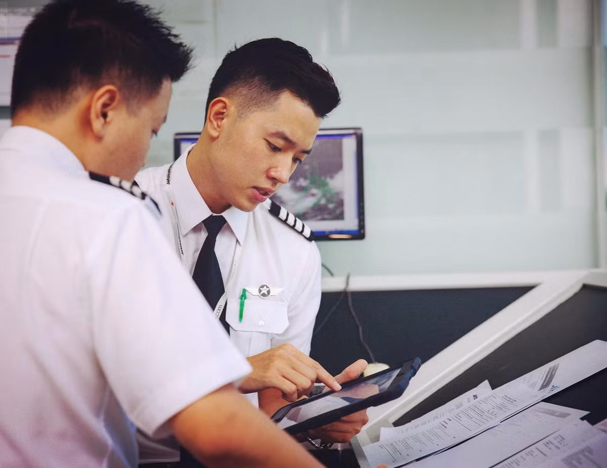 Từ nhỏ, Quang Đạt đã được truyền cảm hứng lớn từ cha - một phi công quân sự rồi dân dụng, người đã gieo vào tâm trí anh tình yêu sâu sắc với bầu trời. Bản thân anh dành hàng giờ học lý thuyết về máy bay, khí tượng, luật hàng không, cũng như tích lũy kinh nghiệm bay thực tế. Chuyến bay đầu tiên của anh là trên chiếc Airbus A320 chặng TP.HCM - Huế năm 2011.