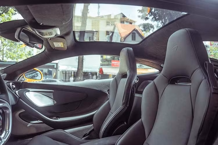 Về sự thú vị, hãng McLaren đã trang bị đến 2 khoang hành lý cho xe GT với tổng diện tích chứa đồ lên đến 570 lít, trong đó còn khoang hành lý sau cabin của xe McLaren GT có thể tích lên tới 420 lít đủ sức chứa 1 va li cỡ lớn và nhỏ hay làm nơi chứa gậy đánh golf.