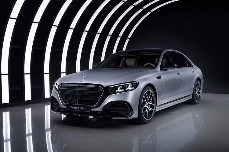Cao cấp nhất là S 580e 4Matic dạng hybrid cắm sạc, tổng công suất xấp xỉ 576 mã lực. Tất cả đều đi kèm hộp số tự động 9 cấp và hệ dẫn động bốn bánh. Về an toàn, S-Class 2026 được trang bị tổng cộng 27 cảm biến gồm camera, radar và cảm biến siêu âm, tạo nền tảng cho các hệ thống hỗ trợ lái nâng cao...