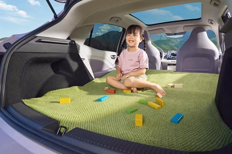 Đối với mẫu MG4 EV dẫn động cầu sau, các phiên bản SE và Trophy đã bị ngừng sản xuất trong năm nay để nhường chỗ cho phiên bản Premium. Phiên bản này sở hữu tất cả các trang bị của Urban Premium, trong khi phiên bản XPOWER bổ sung thêm những tính năng hấp dẫn như mâm xe lớn hơn, lốp hiệu suất cao, hệ thống hỗ trợ khởi động và màn hình hiển thị chế độ đường đua, cùng hệ thống phanh lớn hơn với nắp màu cam cho kẹp phanh.