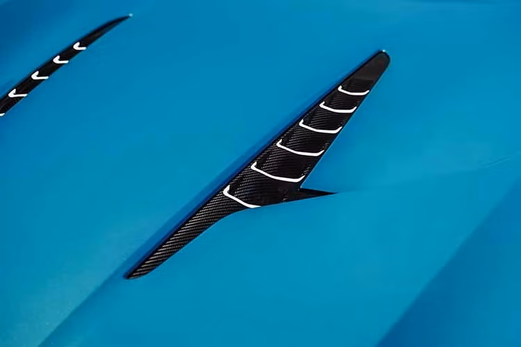 Vì đây chỉ là bản nâng cấp ngoại hình của chiếc Vanquish Volante tiêu chuẩn, nên xe không có bất kỳ cải tiến nào về mặt cơ khí. Mang danh hiệu là mẫu xe mui trần động cơ đặt trước nhanh nhất và mạnh nhất thế giới, "quái vật" này được trang bị động cơ V12 tăng áp kép 5.2 lít, giống như phiên bản coupe, có khả năng sản sinh công suất 824 mã lực và mô-men xoắn 1.000 Nm.