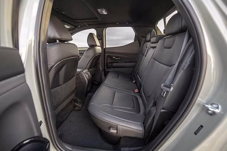 Ở chiều ngược lại, Ford Maverick – dù hiện có giá từ 28.145 USD cho bản 2026 – vẫn được xem là mẫu bán tải rẻ nhất thị trường Mỹ. Mẫu xe này cung cấp cả bản hybrid và bản xăng thường, với tùy chọn dẫn động cầu trước hoặc AWD.