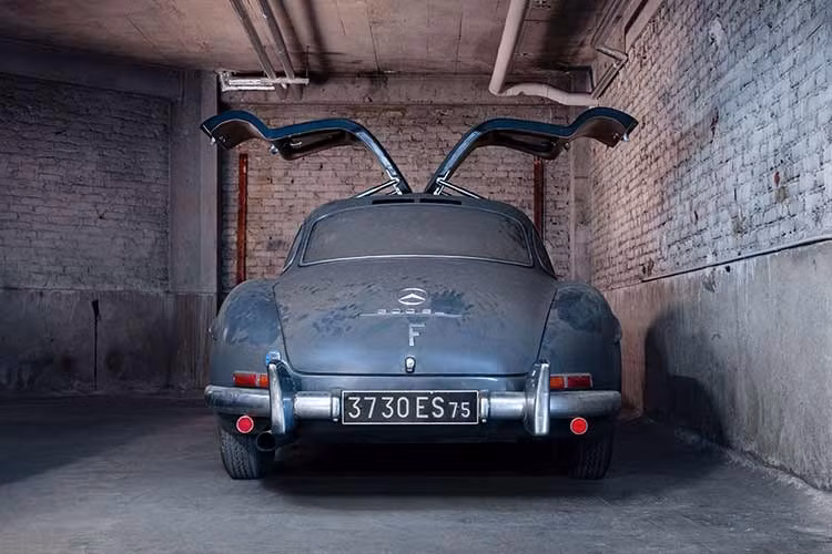 Không rõ động cơ của chiếc Mercedes-Benz 300 SL Gullwing này còn hoạt động hay không, nhưng dựa vào tình trạng hiện tại, việc khởi động lại nó có vẻ sẽ rất khó khăn.