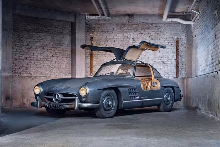 Phiên đấu giá Automobile Legends của Artcurial tại Paris đã kết thúc tuần này, với bốn chiếc xe được bán với giá hàng triệu đô la. Chiếc xe đắt nhất, một chiếc Mercedes-Benz 300 SL Gullwing năm 1956, đã được bán với giá khổng lồ 4,4 triệu euro (khoảng 5,27 triệu đô la - tương đương 136 tỷ đồng).