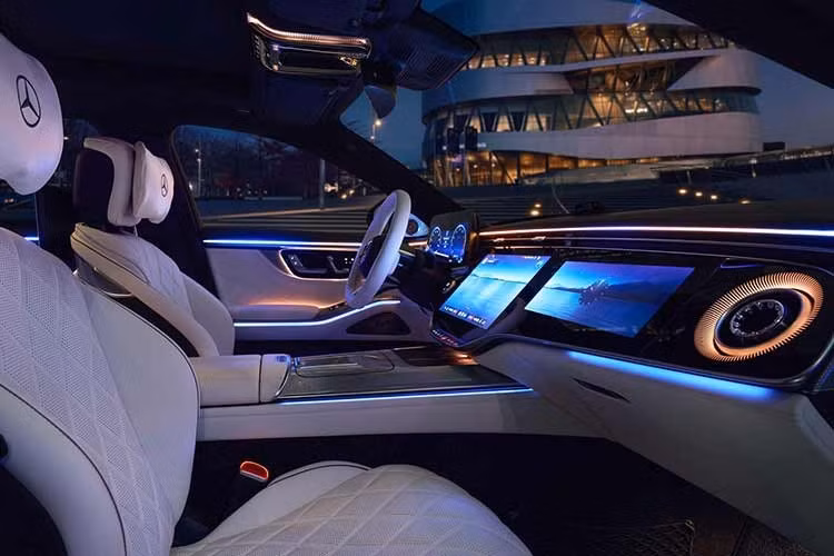 Đáng chú ý, Mercedes-Benz áp dụng hệ thống làm mát bằng chất lỏng cho cụm điện tử trung tâm và các màn hình. Giải pháp này giúp kiểm soát nhiệt khi các màn hình vận hành liên tục với độ sáng cao và khả năng xử lý đồ họa nặng, qua đó tăng độ ổn định và tuổi thọ phần cứng.