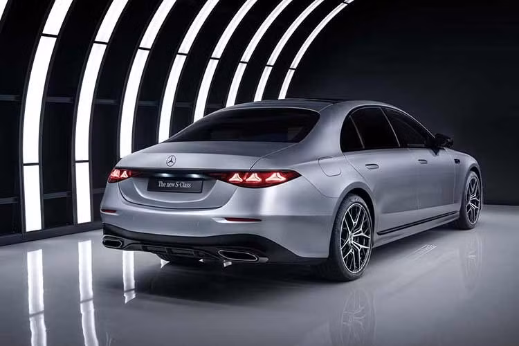 Mercedes-Benz S-Class 2026 duy trì ba cấu hình động cơ. Bản S 500 4Matic sử dụng động cơ 3.0L 6 xi-lanh kết hợp mild-hybrid, cho công suất khoảng 442 mã lực. Phiên bản S 580 4Matic trang bị động cơ V8 4.0L tăng áp kép, đạt khoảng 530 mã lực và khả năng tăng tốc 0-100 km/h trong khoảng 3,9 giây.
