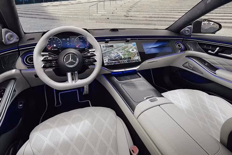 Bên trong cabin, S-Class 2026 tập trung mạnh vào trải nghiệm số. Xe được trang bị nền tảng phần mềm MB.OS hoàn toàn mới, tích hợp trí tuệ nhân tạo và khả năng điều khiển thông minh hơn.