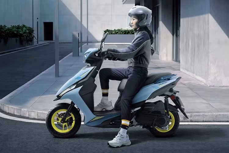 Về thiết kế, RS NEO nổi bật với các đường nét thân xe cắt xẻ và đèn demi kép, gợi nhớ tới các mẫu sportbike thuộc dòng R-Series của Yamaha hay chiếc côn tay underbone Exciter 155. Mối liên hệ này được thể hiện rất rõ ở phía sau với đèn hậu dọc và phần đuôi vuốt ngược khá giống các mẫu R15 hay R7.