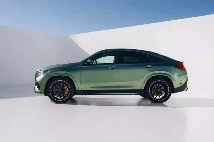 Bên trong khoang lái, cả GLE 63 S và GLS 63 đều được trang bị vô lăng đa chức năng AMG Performance thế hệ mới với nhiều lựa chọn vật liệu gồm da Nappa, sợi microfiber, da Nappa pha microfiber hoặc kết hợp microfiber cùng sợi carbon.