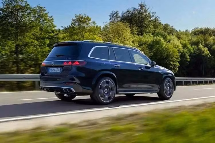 Thêm vào đó là hệ thống treo AMG Ride Control Plus với thiết lập riêng của AMG và giảm chấn biến thiên liên tục, bao gồm các chế độ Comfort và Sport. Hệ thống Active Ride Control giúp hạn chế hiện tượng nghiêng thân xe khi vào cua. Trong khi đó, cầu sau được trang bị vi sai chống trượt điều khiển điện tử của AMG.