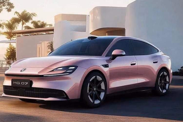 MG 07 kiểu dáng fastback đặc trưng, ​​với kính chắn gió phía sau chuyển tiếp mượt mà thành mái che kính toàn cảnh trải dài. Phần đầu xe sử dụng các cụm đèn hình chữ C đặc trưng, ​​tích hợp các thấu kính đa tiêu điểm nằm phía trên hốc thông gió phía dưới trải rộng toàn bộ chiều ngang.