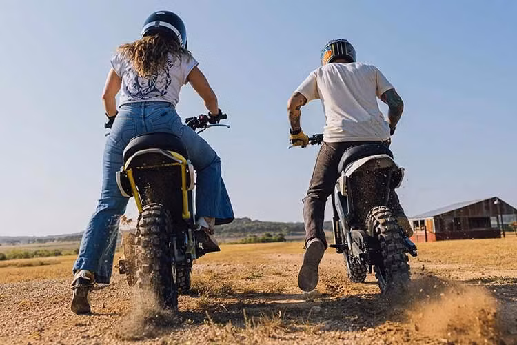 Trong khi đó, phiên bản S4 Honcho Trail hướng đến mục đích sử dụng địa hình với thiết kế lược giản tối đa. Điểm khác biệt dễ nhận thấy nhất giữa hai phiên bản nằm ở bộ lốp, khi bản Trail sử dụng lốp gai chuyên dụng cho địa hình còn bản Street được trang bị lốp thiên về khả năng bám đường trên mặt nhựa.
