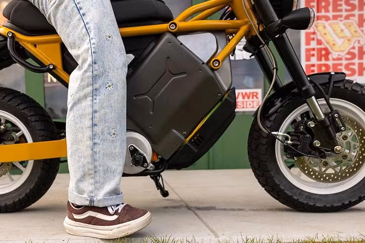 Nhờ loại bỏ nhiều trang bị phụ trợ, phiên bản Trail có trọng lượng chỉ 114,7 kg, nhẹ hơn khoảng 6 kg so với phiên bản Street. Chiều cao yên xe lần lượt ở mức 736,6 mm và 762 mm, phù hợp với nhiều đối tượng người lái, đặc biệt là những người có vóc dáng nhỏ hoặc người mới tiếp cận môtô.
