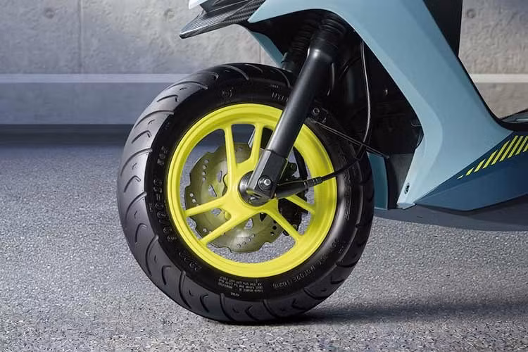 Về mặt hiệu suất, Yamaha tiếp tục trang bị cho RS NEO khối động cơ Blue Core 125cc, 4 thì, làm mát bằng không khí. Hệ thống này không chỉ đảm bảo sự êm ái khi vận hành mà còn mang lại khả năng tiết kiệm nhiên liệu xuất sắc, đạt mức 57,9 km/lít.