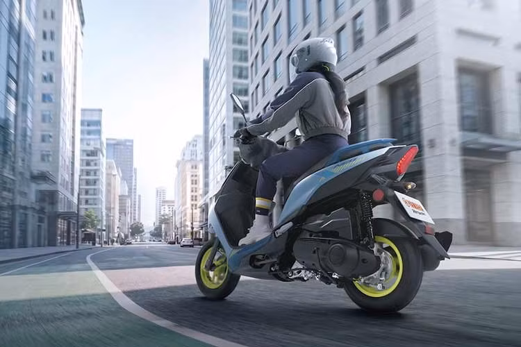 Trong khi đó, bảng màu gồm 3 màu của Yamaha RS NEO 2026 2026 gồm; "Shibuya Blue," "Midnight Black," và "Mineral White" lại gợi nhớ tới các mẫu naked bike thuộc MT-Series - đặc biệt là màu Shibuya Blue với các điểm nhấn màu neon.