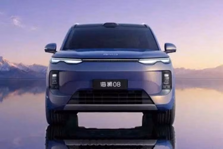 Ngoài ra, BYD Sealion 08 còn có phiên bản cao cấp nhất với phạm vi hoạt động 800 km theo tiêu chuẩn CLTC. Đây là phiên bản dẫn động bốn bánh toàn thời gian với 2 mô-tơ điện, cho tổng công suất 585 kW (784 mã lực). Xe có trọng lượng không tải 2.710 kg và khả năng tăng tốc từ 0-100 km/h trong khoảng 5 giây.