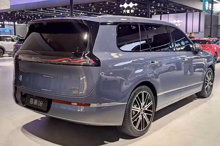 Năng lượng được truyền tới một mô-tơ điện đặt trên cầu sau với công suất tối đa 320 kW (429 mã lực), cho phạm vi hoạt động 710 km theo chu trình CLTC của Trung Quốc. Đáng chú ý, bộ pin LFP của BYD Sealion 08 tiêu chuẩn có có trọng lượng 633 kg. Trong khi đó, trọng lượng không tải của xe đạt 2.420 kg. Điều này đồng nghĩa với việc bộ pin chiếm khoảng 26% tổng trọng lượng của xe.