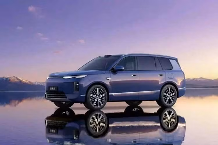 Những trang bị đáng chú ý của xe gồm hệ thống đánh lái bánh sau, khung gầm DiSus-A với hệ thống treo khí nén hai buồng và công nghệ kiểm soát thân xe chủ động. Mẫu xe này cũng được trang bị hệ thống hỗ trợ lái DiPilot 5.0, hỗ trợ tính năng tự lái theo lộ trình định sẵn (NOA) trên cả đường đô thị lẫn cao tốc. Hiện giá bán của BYD Sealion 08 tại thị trường Trung Quốc vẫn chưa được công bố.