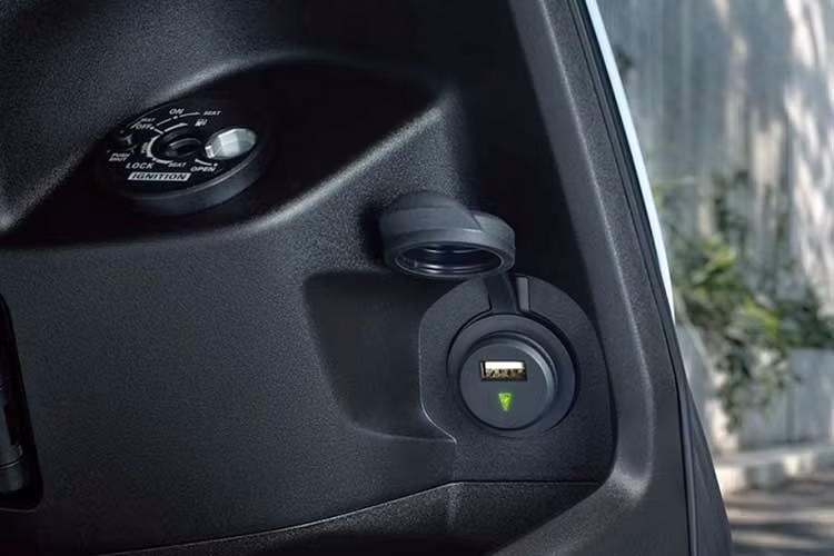 Kết hợp cùng chiều cao yên cực kỳ thân thiện ở mức 735 mm, mẫu xe này mang đến tư thế ngồi thoải mái cho người lái, giúp họ dễ dàng chống chân và kiểm soát xe. Thiết kế này thể hiện rõ triết lý "trọng lượng nhẹ là vua" trong vận hành