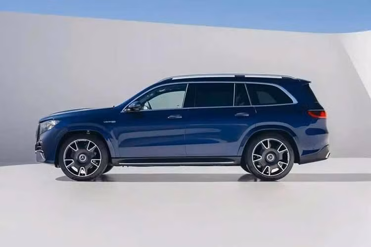 Đặc biệt, cả hai mẫu SUV hạng sang còn có chế độ Trail dành cho việc chạy địa hình. Khi chế độ này được kích hoạt, khoảng sáng gầm xe sẽ tăng thêm 55 mm, đồng thời hệ thống giảm chấn và hệ dẫn động 4Matic+ được điều chỉnh phù hợp cho việc di chuyển trên đường đất.