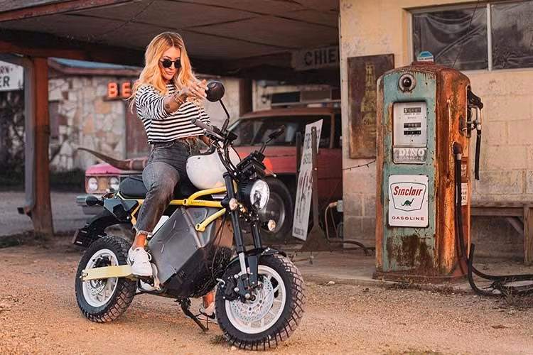 Mẫu xe máy điện LiveWire S4 Honcho Street 2026 mới được phát triển để đáp ứng nhu cầu lưu thông hợp pháp trên đường phố như đèn pha, đèn hậu, đèn báo rẽ, gương chiếu hậu và bảng đồng hồ hiển thị thông tin.