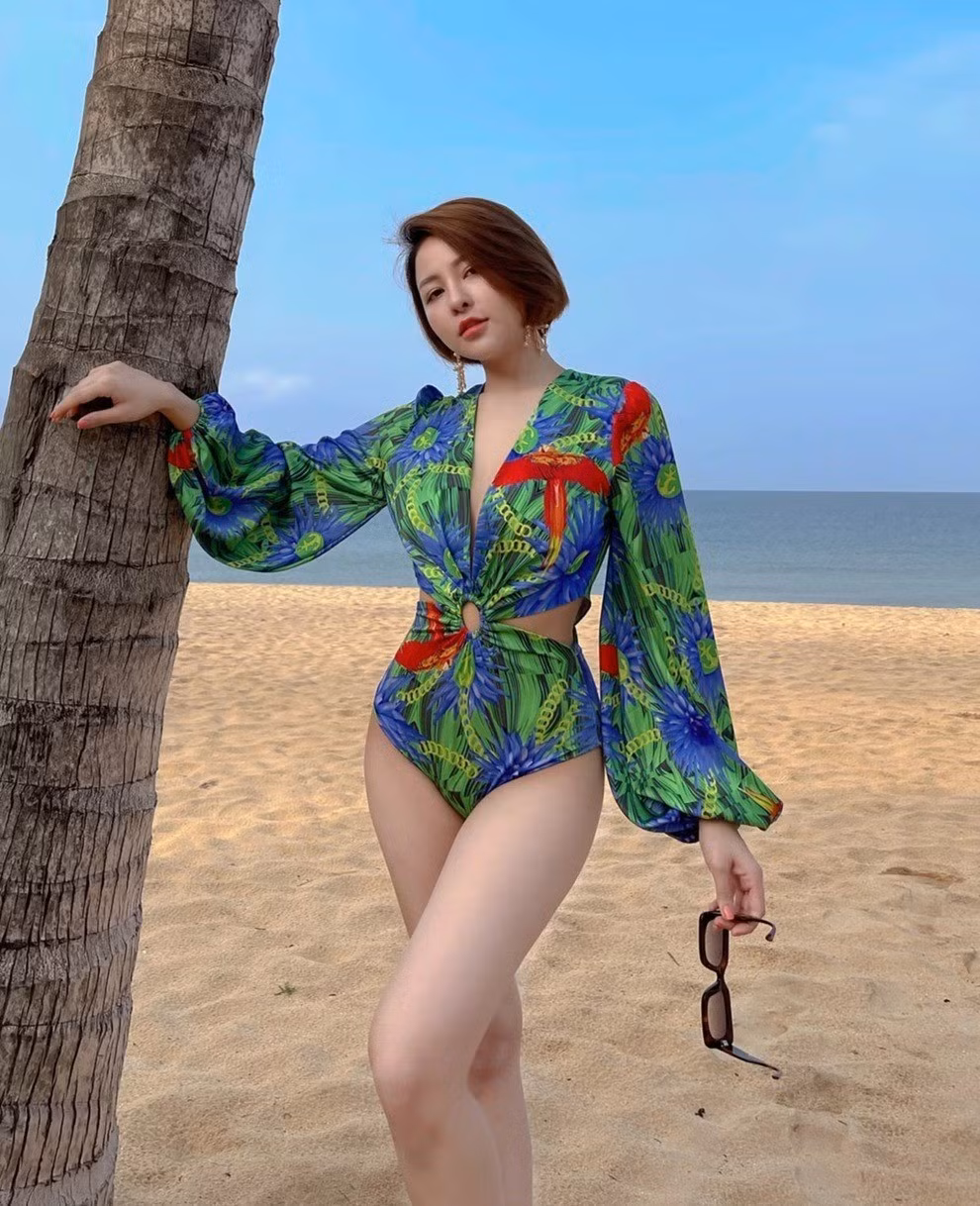 Trước đó, trong lần gần nhất nhận câu hỏi khi nào cô sẽ lên xe hoa, Trâm Anh khiến nhiều người phải chú ý. Hot girl chỉ nói một từ duy nhất, thể hiện quan điểm rõ ràng về việc lấy chồng: "Noooo" - tức "Khôngggg" - câu trả lời này thể hiện sự tự tin và quan điểm sống độc lập của cô.