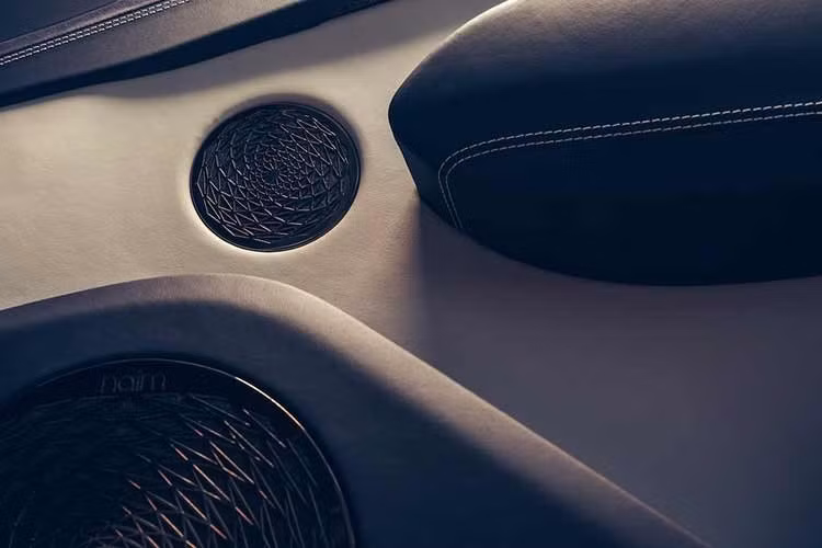 Thảm lót sàn dày mang lại cảm giác êm ái, trong khi hàng ghế trước chuẩn Wellness và gói Rear Comfort Seat Specification nâng cao sự dễ chịu cho người ngồi nhờ tính năng thông gió cùng tựa đầu thư giãn ở cả hai vị trí ghế sau.