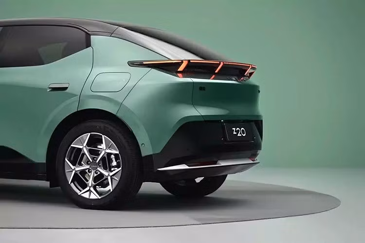 Dù có sự điều chỉnh về thông số, các phiên bản mới của Z20 vẫn giữ nguyên ngôn ngữ thiết kế “The Next Day” của Lynk &amp; Co với các chi tiết đặc trưng như rãnh thoát nước ẩn, cửa và gương chiếu hậu không viền.