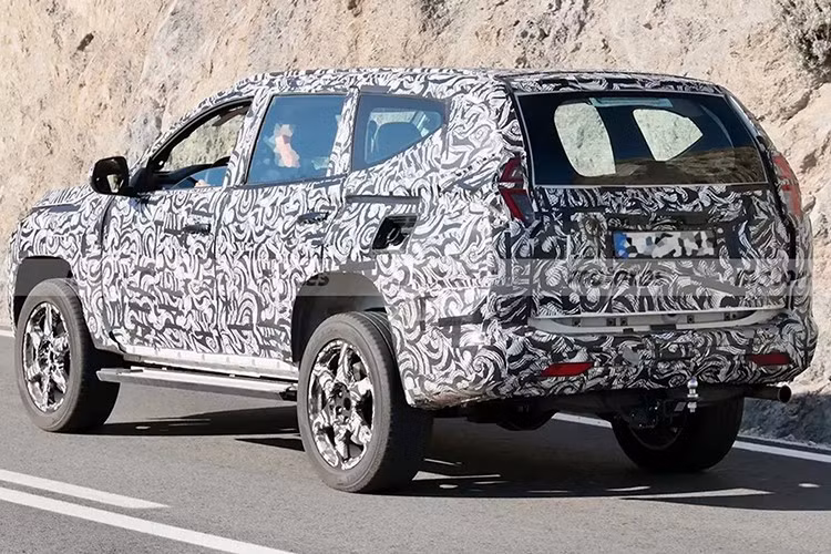 Mitsubishi hiện có hai tùy chọn: bản đơn turbo (181 mã lực, 430Nm) và bản twin-turbo mạnh hơn (201 mã lực, 470Nm). Trong bối cảnh tiêu chuẩn khí thải ngày càng khắt khe, một biến thể hybrid sạc điện (plug-in hybrid) cũng là khả năng được cân nhắc.