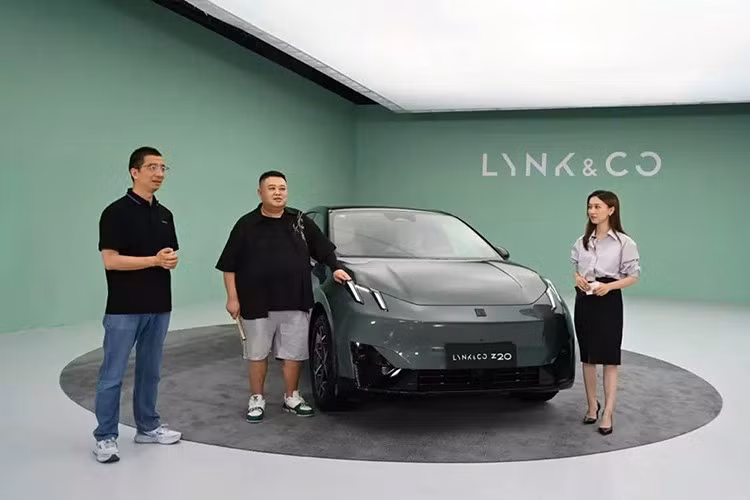 Lynk &amp; Co đã mở rộng dòng xe điện Z20 với 2 phiên bản mới có giá phải chăng hơn, đi kèm thông số kỹ thuật được tinh chỉnh cho phù hợp. Theo thông báo vào ngày 22/7/2025 vừa qua, hai phiên bản này có thêm màu sơn mới mang tên Xanh Fiji và được điều chỉnh về dung lượng pin cũng như công suất động cơ nhằm hạ giá thành, tăng sức cạnh tranh.
