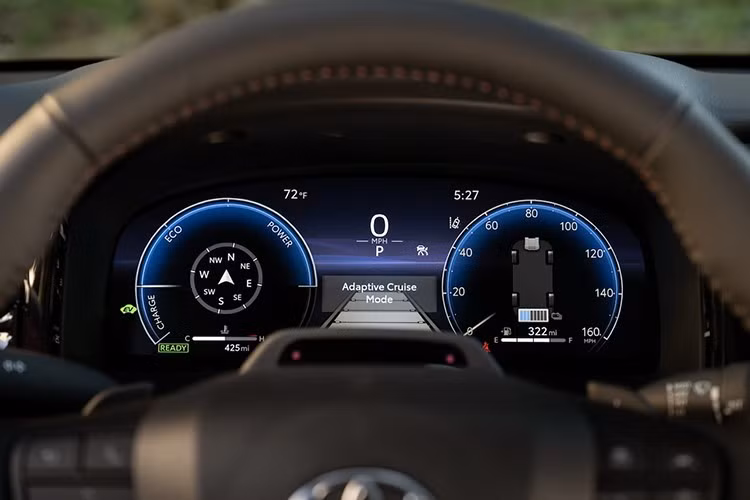 Bên cạnh màn hình mới, Corolla giờ đây được trang bị tiêu chuẩn hệ thống giám sát điểm mù (Blind Spot Monitor) cùng cảnh báo giao thông phía sau (Rear Cross-Traffic Alert).