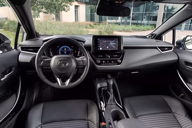 Đối với phiên bản cao cấp nhất Corolla XSE, cụm đồng hồ kỹ thuật số đã được nâng cấp lên màn hình 12,3 inch thay thế cho màn hình 7 inch trước đó, giúp xe trở nên hiện đại hơn. Màn hình lớn hơn này cũng sẽ được trang bị dưới dạng tùy chọn cho phiên bản SE.