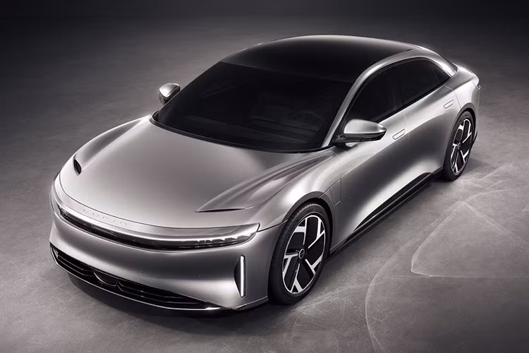 Lucid Motors đã có triển vọng tốt hơn trong năm 2025, đặc biệt sau khi Peter Rawlinson bị gạt ra bên lề, lượng xe bàn giao đã được cải thiện và những thỏa thuận mới được ký kết, làm dấy lên hy vọng rằng hãng xe điện đang gặp khó khăn này có thể tiến gần đến lợi nhuận trong tương lai không xa.
