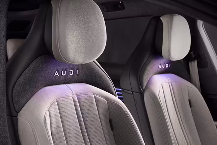 Về công nghệ hỗ trợ lái, E5 Sportback tích hợp 27 cảm biến (lidar, radar, siêu âm và camera) cùng chip Nvidia Orin-X, kết hợp giải pháp lái tự động Momenta’s EBM, cho phép hỗ trợ di chuyển trong đô thị, đường cao tốc và tự động đỗ xe.