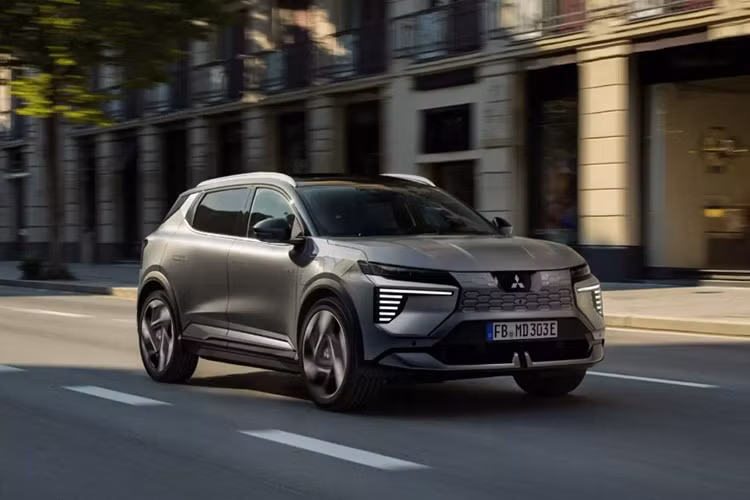 Với việc toàn bộ quy trình phát triển, sản xuất đều diễn ra dưới tay Renault, Mitsubishi dường như chỉ còn là một đối tác mang logo. Đáng chú ý hơn, hãng cũng xác nhận Eclipse Cross EV sẽ không được bán ra tại thị trường Bắc Mỹ. Thay vào đó, một mẫu crossover điện khác sẽ được giới thiệu vào mùa hè năm 2026, nhỏ hơn và chia sẻ nền tảng với Nissan Leaf thế hệ mới.