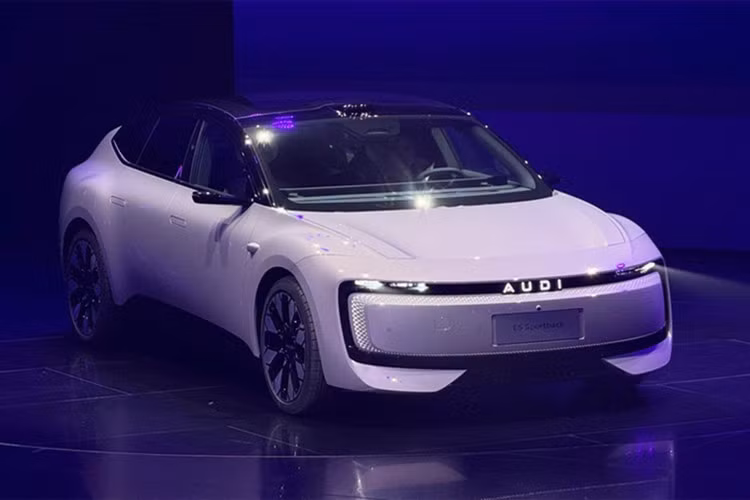 Về mẫu AUDI E5 Sportback, xe được phát triển trên nền tảng Advanced Digitised Platform do SAIC và Audi hợp tác nghiên cứu và sản xuất tại nhà máy của liên doanh. Ngoại thất mang phong cách fastback thể thao, lấy cảm hứng từ mẫu concept Audi E.