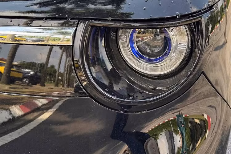 Mẫu xe được trang bị động cơ điện công suất 20 kW, mô-men xoắn cực đại 65 Nm, vận tốc tối đa 80 km/h. Ban đầu, xe sử dụng pin lithium-ion 15,2 kWh với phạm vi 170 km.